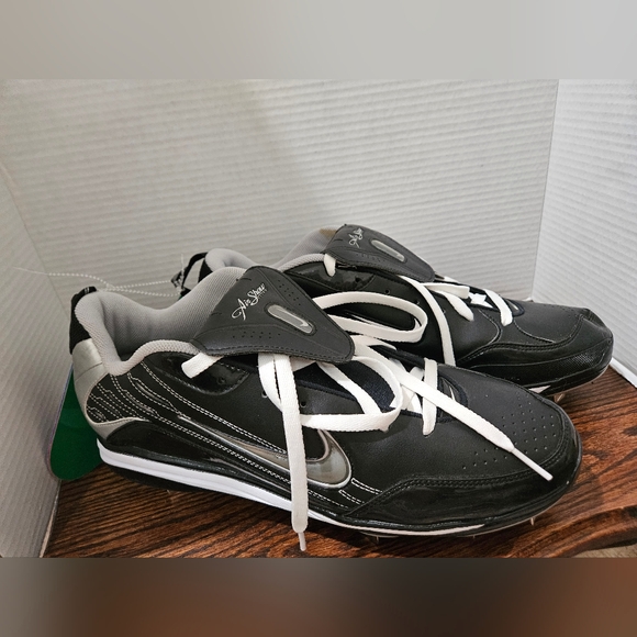 New NIKE cleats Size 13.5 - Picture 1 of 5